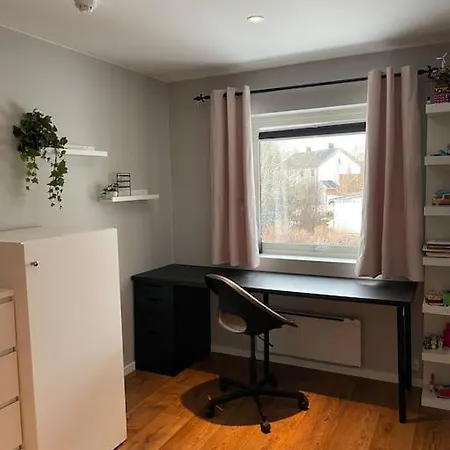 Stor Enebolig Med Terrasse, 5 Soverom, Parkering فيلة *