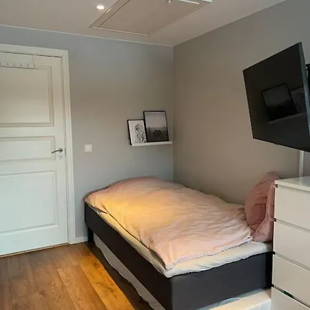 Stor Enebolig Med Terrasse, 5 Soverom, Parkering فيلة *