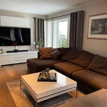 Stor Enebolig Med Terrasse, 5 Soverom, Parkering Villa