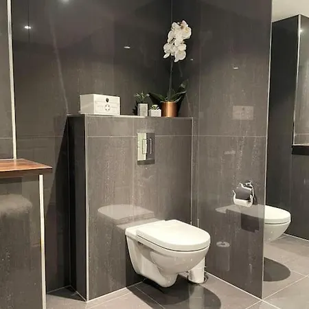 וילה Stor Enebolig Med Terrasse, 5 Soverom, Parkering טרונדהיים