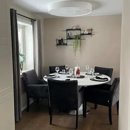 Stor Enebolig Med Terrasse, 5 Soverom, Parkering *
